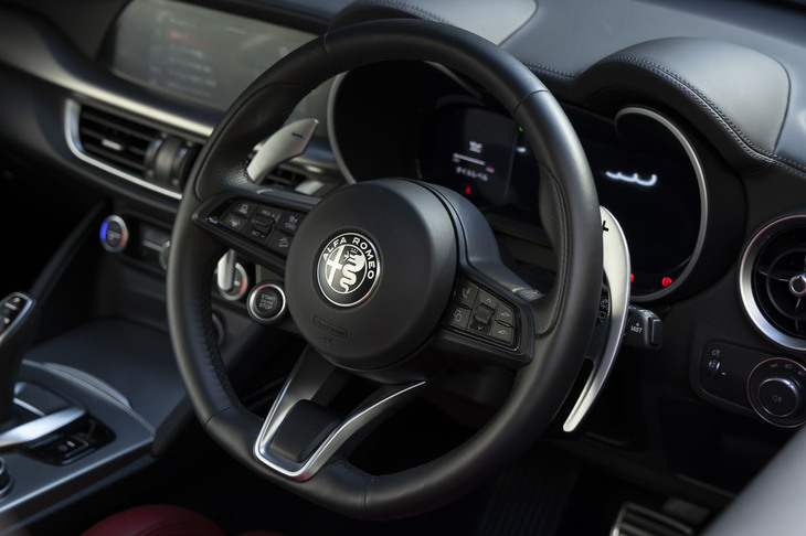 メーターパネルは現代的な12.3インチの液晶タイプ。それに、往年のアルファ ロメオ車をモチーフとしたデザインのメーターバイザーが組み合わされている。