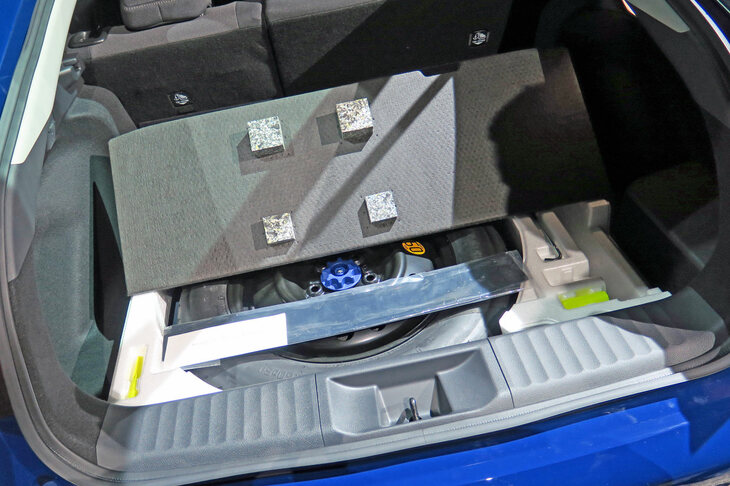 トヨタ・プリウス2.0L HEVプロトタイプ（ラゲッジスペース）