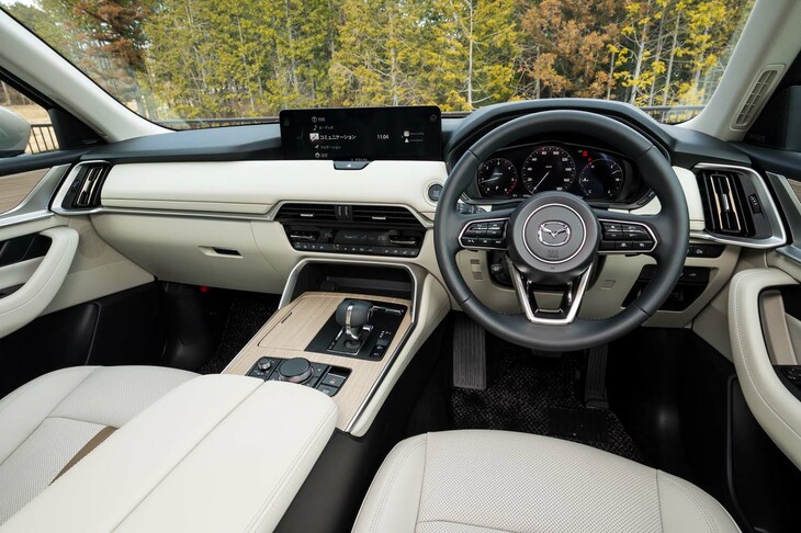 「XDエクスクルーシブモード」のインストゥルメントパネルまわり。今回の改良では、インテリアの仕様や機能・装備についても変更はアナウンスされていない。