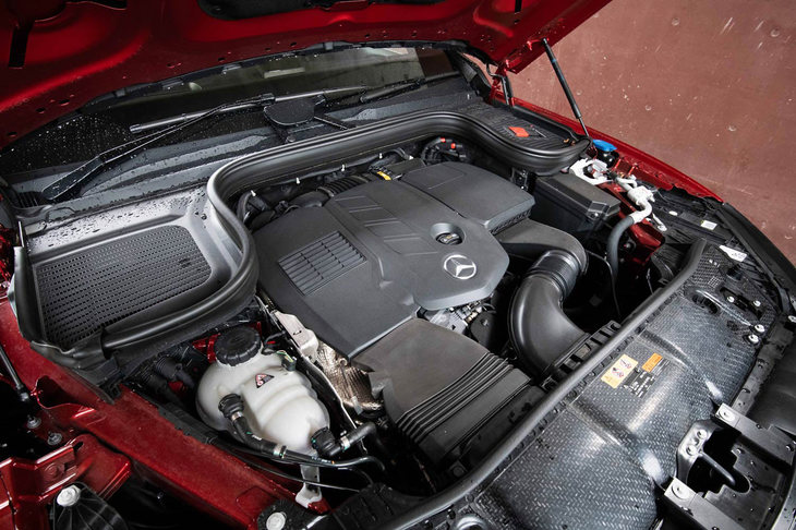 「300d」の2リッター直4ディーゼルターボエンジンは、最高出力245PS、最大トルク500N・mと、同クラスのディーゼルとしては非常にパワフルだ。