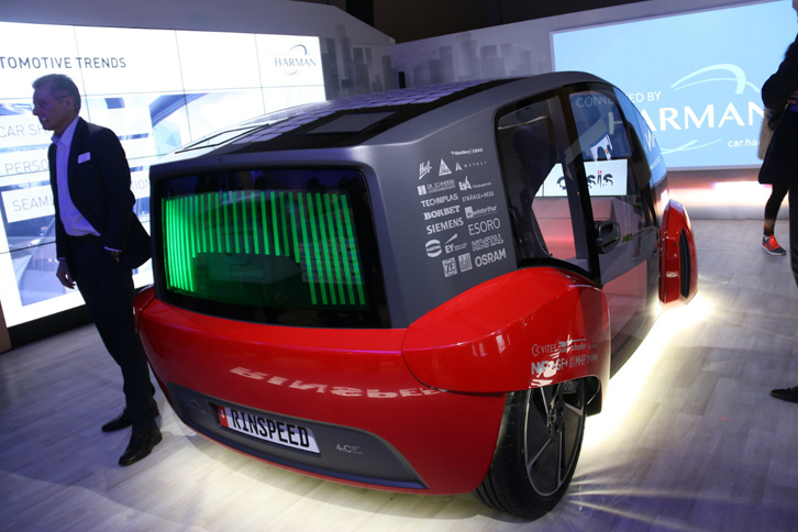 「リンスピード・オアシス」のリアウィンドウはディスプレイになっており、さまざまなイメージや文字を表示できる。