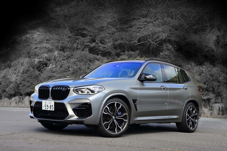 ダブルバーデザインのキドニーグリルやダブルブリッジデザインのサイドミラーが「X3 M」ならではの外装パーツ。さらに「コンペティション」ではこれらのパーツに加えてホイールなどがグロスブラック仕立てとなる。