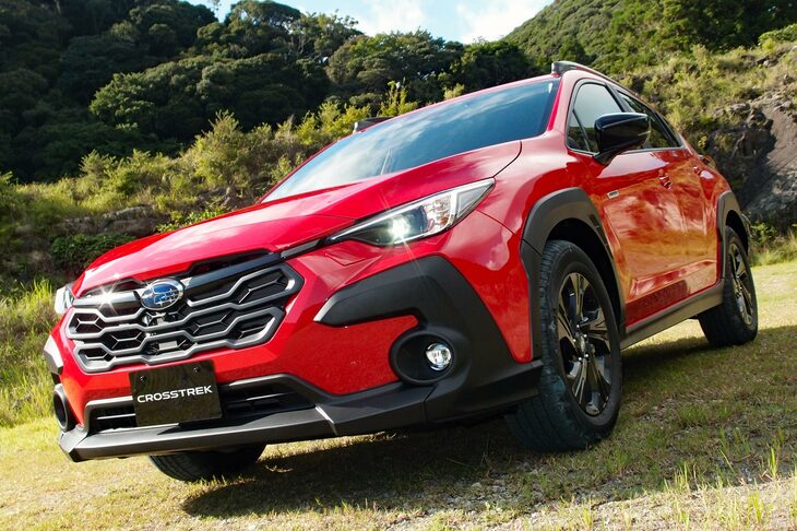 2022年9月に発表されたコンパクトクロスオーバーの「クロストレック」。ゴツゴツとしたフロントグリルに、切れ長のヘッドランプ、ヒゲを思わせるバンパーコーナーの樹脂装飾などにより、かなり個性的な顔立ちとなっている。