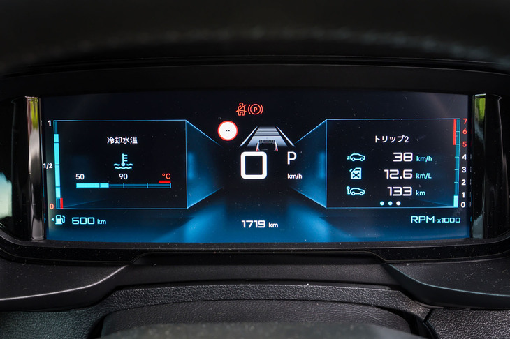 針式だったメーターパネルは液晶タイプに。ボビンメーターなどの表示パターンは用意がないが、タコメーターは右端にまるで温度計のようにレイアウトされる。