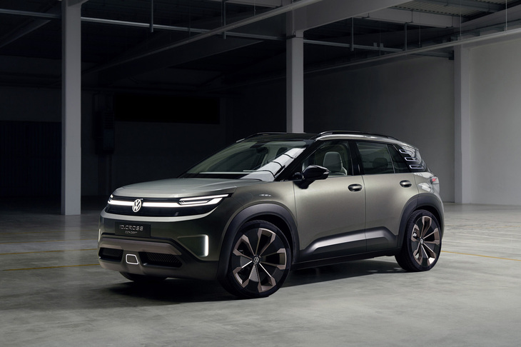 「ID.クロス コンセプト」は、2026年末にヨーロッパで市場導入が予定されているBEV。その名のとおり内燃機関を搭載するコンパクトSUV「Tクロス」の電動バージョンと位置づけられる。