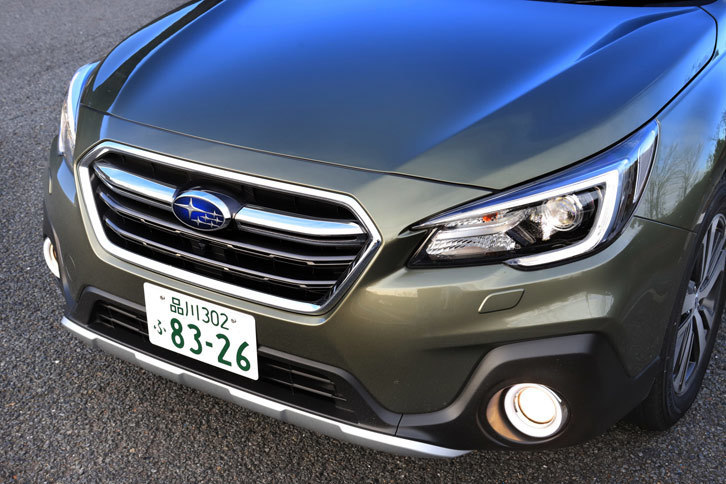 2017年のマイナーチェンジでは、「アウトバック」と「B4」の違いを際立たせるために外装デザインを変更。フロントでは、フォグランプまわりの意匠に手を加えることで、両モデルのイメージの差別化を図っている。