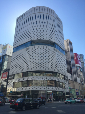 NISSAN CROSSINGが1階と2階に入った銀座プレイス。クライン ダイサム アーキテクツが外観デザインを担当した建物は、サッポロのグループ企業と、和服のつゞれ屋との共同事業である。