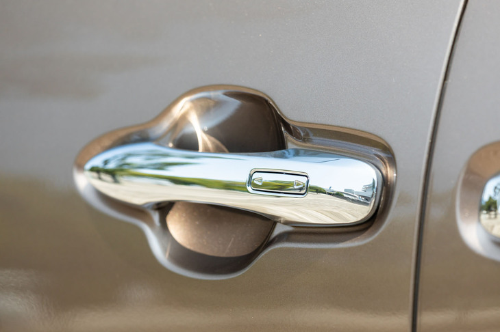 スライドドアのハンドルにはドアの移動方向（開けるか閉めるか）を指定できるスイッチが備わっている。