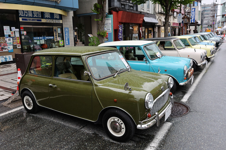 昼過ぎから落ち始めた雨滴にぬれた「Mini」群。ギャラリーが少なくなったために撮れたショットである。