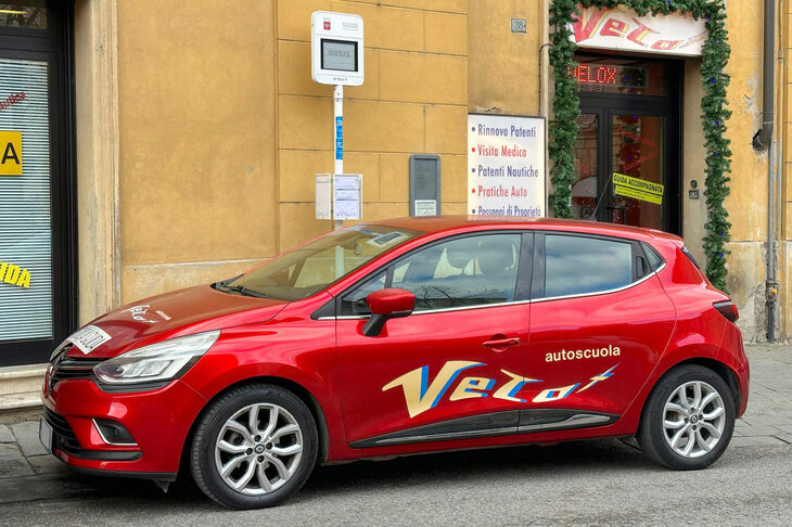 「ルノー・クリオ」もイタリアにおける教習車の定番である。シエナ旧市街で2023年。