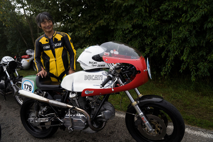 日本からは小坂俊之氏が参戦。熊本・天草でバイクショップ「スイッチスタンス」を営む小坂氏は、昨年（2018年）にもこの「ドゥカティ900MHR」でヨーロッパのさまざまなイベントに参加していた。