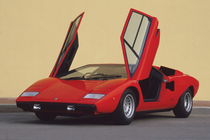 1974年に登場した「ランボルギーニ・カウンタック」。最高速300km/hを豪語する高性能はもちろん、マルチェロ・ガンディーニが手がけた斬新なデザインも注目を集めた。写真は初期モデルの「LP400」。