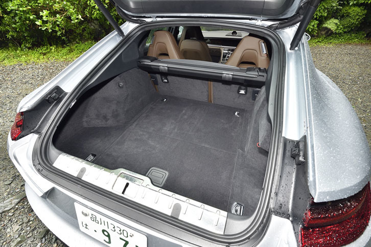 荷室の容量は、標準時で495リッター。リアのシートバックを倒すと最大で1304リッターまで拡大できる。