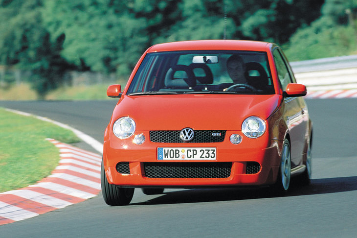 あらゆる箇所に専用アイテムがおごられたホットハッチ「ルポGTI」。走りも期待にたがわぬもので、最高速は「6速でレブリミッターに当たるポイント」に設定されていたので、何度測ってもピタリ212km/h（GPSで確認済み）。ニュルに持ち込むと2周でブレーキが“終わる”ことには閉口したものの、5周回数券を何度も買って、しつこく走り回ったものだ。