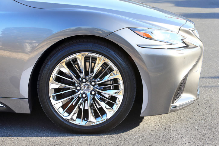 「バージョンL」のタイヤサイズは前後同径で245/50RF19。テスト車には、オプションで用意される245/45RF20サイズのタイヤが装着されていた。いずれの場合も、騒音を抑制するノイズリダクションアルミホイールが組み合わされる。