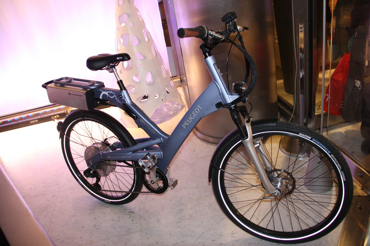 プジョーだけに電動アシスト自転車やキッチン用品まで、さまざまなものが展示されたり販売されたりしていた。2010年1月撮影。