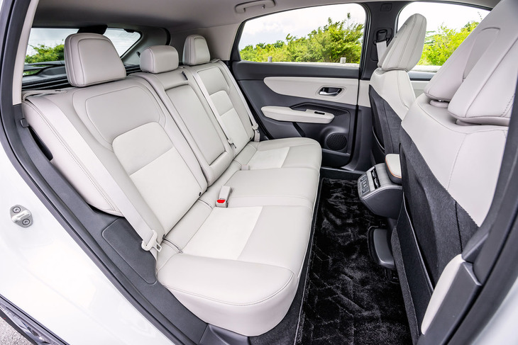 リアシートにもヒーターを標準で装備。背もたれには60：40分割可倒機構とリクライニング機構が組み込まれている。センターコンソールの後端には後席用のUSB Type-Cポートが2口備わる。