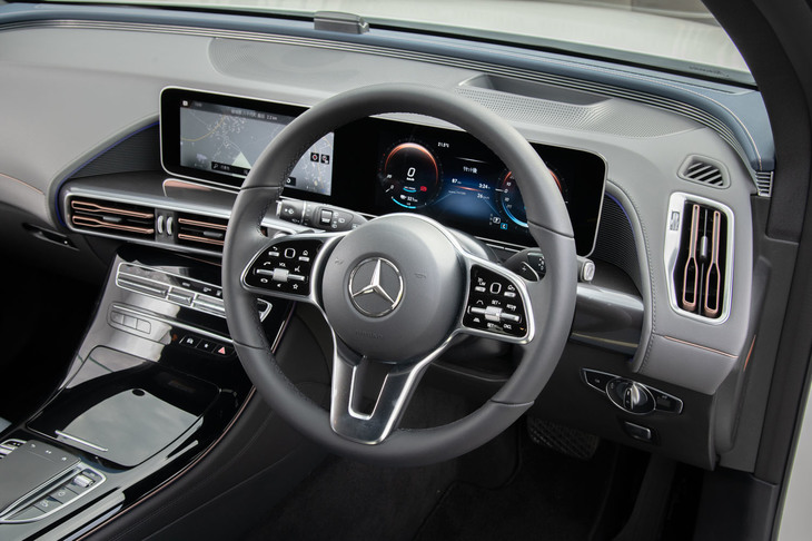 「EQC」のステアリングホイールにはパドルが備わっており、回生ブレーキによる制動の強さを4段階で調整できる。