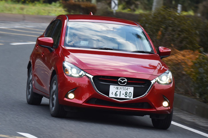 4代目「デミオ」には、ガソリン車とディーゼル車がラインナップされている。豊かなトルクを生かしたピックアップと低燃費がセリングポイント。