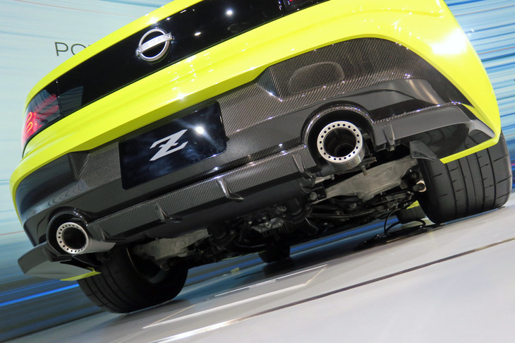 日産フェアレディZ プロトタイプ（カーボン製リアバンパーとマフラー）