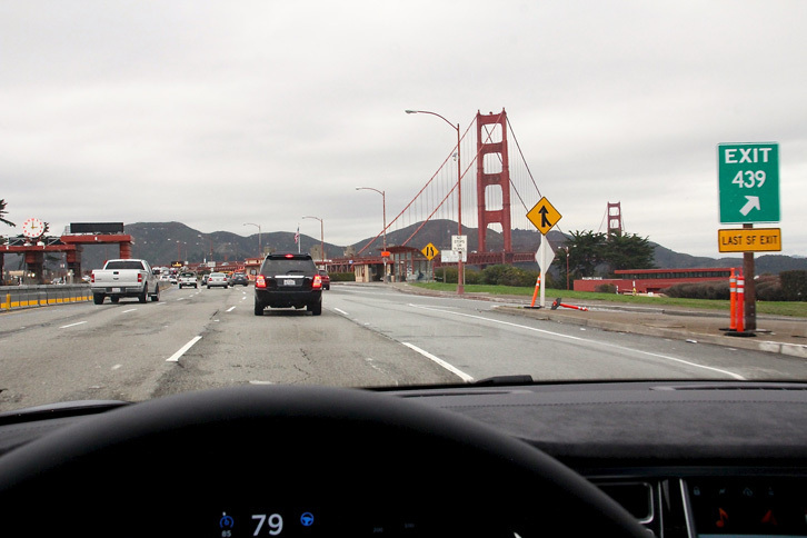 出口の分岐がある場所などではノーズがピクリとそちらを向くような挙動も示したが、車線を逸脱して勝手にハイウェイを降りるようなことは、もちろんなかった。