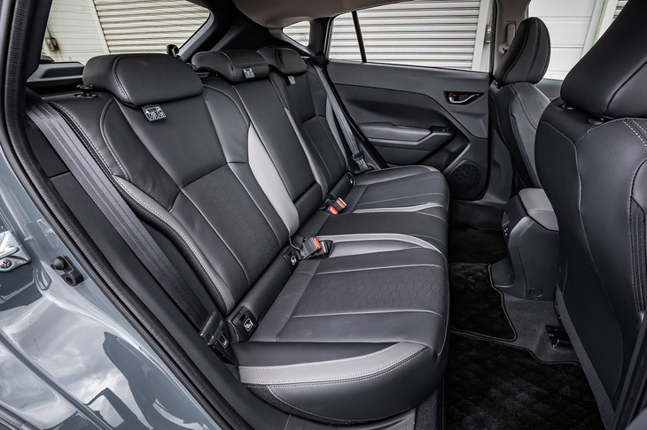 後席のスペースは、従来型「XV」よりもショルダールームが－7ｍｍ、ヘッドルームが－11mmと、若干縮小している。60：40の分割可倒機構を内蔵したバックレストと、センターコンソール後方下部のUSBソケット（タイプAが1口、タイプCが1口の計2口）が全車に標準装備されている。