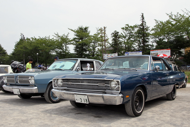 1967年「プリマス・バリアント」（左）と1969年「ダッジ・ダート」（右）。兄弟車となる1960年代のクライスラーのコンパクトカーで、ボディーサイズはダッジ版であるダートのほうがやや大きい。