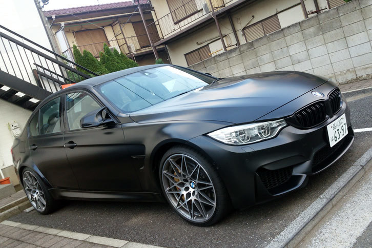 わが家の駐車場（賃貸）でくつろぐ「BMW M3コンペティション」。余談だけど、東京・武蔵野は裕福な方が多いのか、休日に道行くクルマを見ていると、高級車が少なくない。「ポルシェ911」とか「レンジローバー」とか、けっこうザラです。