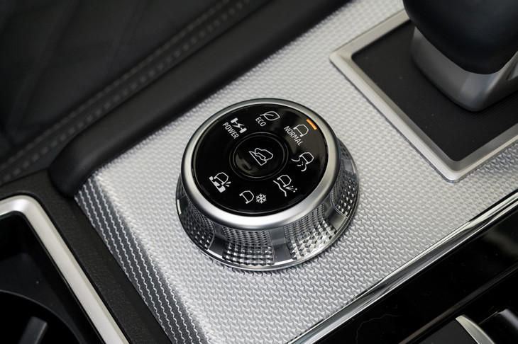 ヒルディセントコントロールのスイッチは、ドライブモードセレクターの中央に配置。「アウトランダー」のシステムは、前進時だけでなく後退時にも使用できる。