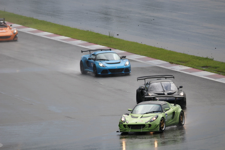 14時あたりから激しい雨に見舞われるようになった富士スピードウェイ。当日の最終レースとなる「エリーゼ・スーパーTEC」第3戦の決勝は、スタートが延期されることに。結果、周回数を削減した短縮レースで実施されることとなった。