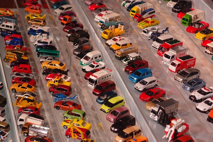 新旧の乗用車に商用車、農業用車両、はたまたヘリコプターと、ラインナップは豊富。販売台数の上位を占めるのはスポーツカーではなく“働くクルマ”だという。