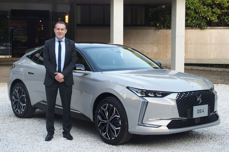 「DS 4」の発表イベントで車両を紹介したステランティス ジャパンのマーケティングダイレクター、トマ・ビルコ氏。