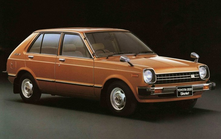 ルーフにリブが走った1978年の2代目「トヨタ・スターレット」。