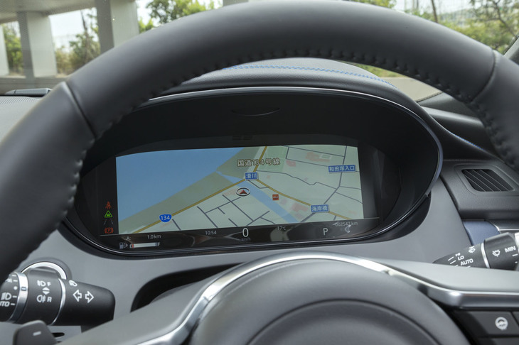 フル液晶表示のメーターパネルには、写真のようにカーナビの地図を表示することもできる。