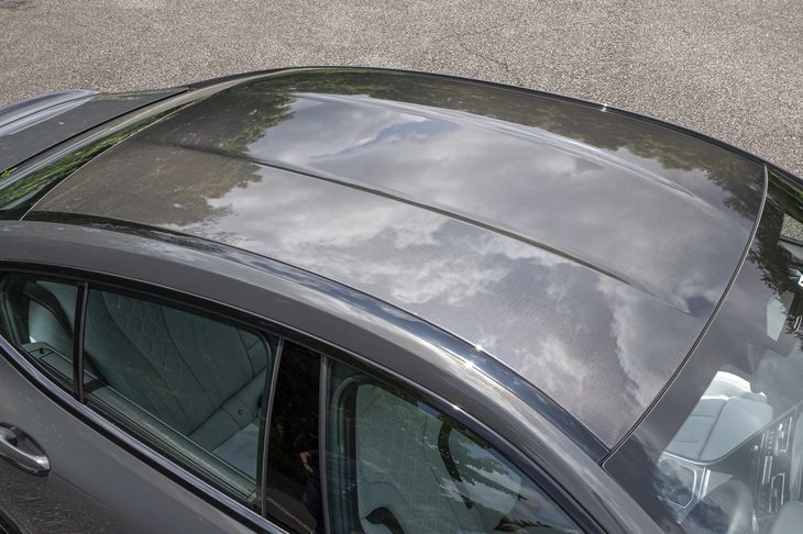 「Mカーボンルーフ」は標準装備となっている。