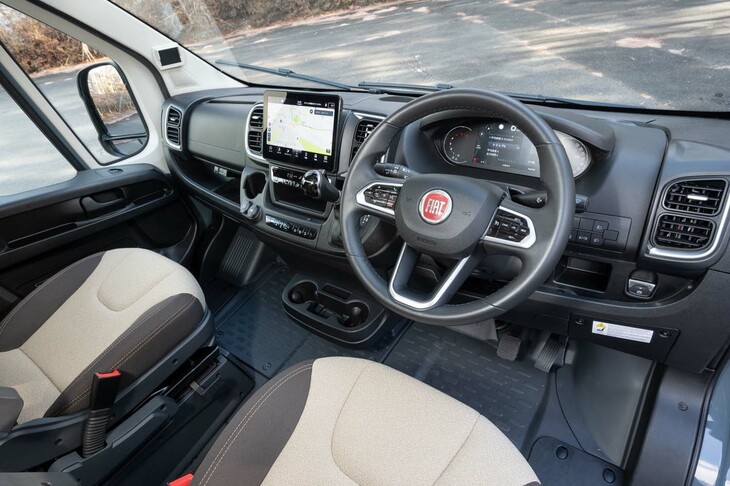 着座位置が高いため、前方視界は抜群にいい。ステアリングホイールはテレスコピック調整のみが可能な珍しいタイプ。