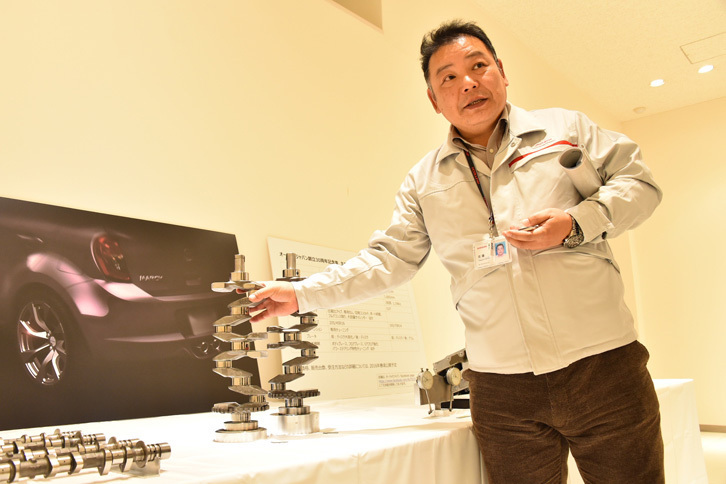 エンジンの改良点について語る、オーテックジャパン SV開発部 パワートレイン開発グループ課長の佐藤孝之氏。