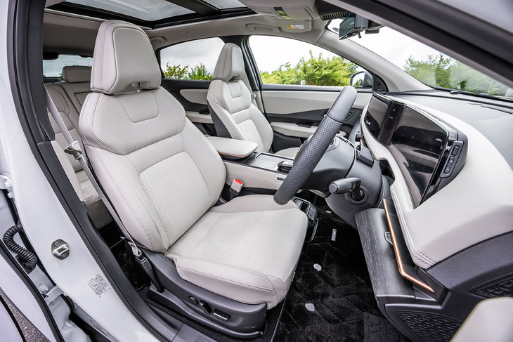 フロントシートには左右とも電動調整機能とヒーターが内蔵される。標準仕様のシート表皮およびトリムカラーは、写真のグレーまたはブラックから選択できる。