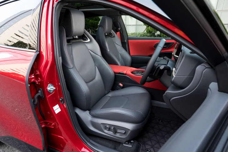 「Z」のスポーティーシートに対して、こちらはより明確に言い切ったスポーツシートを装備。サイドサポートなどの高さが全然違う。