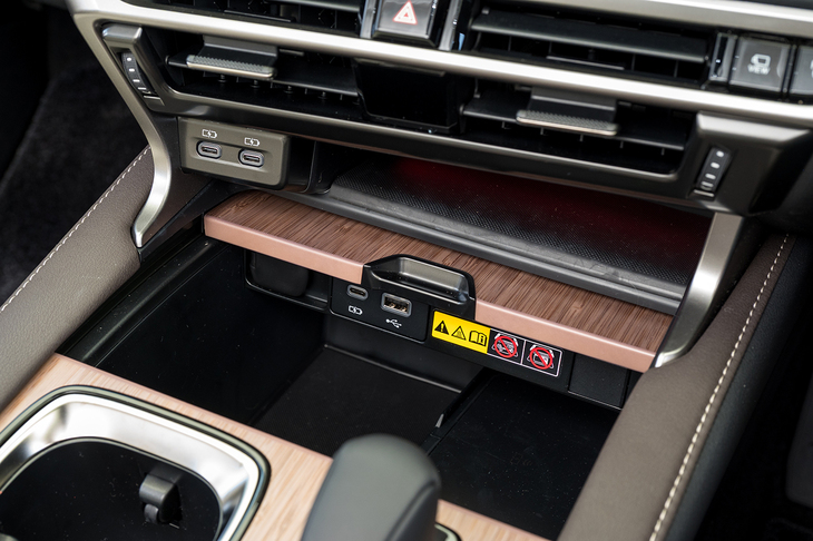 センターコンソールの前端にもイルミネーションが仕込まれたのが新しい。以前はここにキーなどを入れていると夜間に分かりづらかったという。