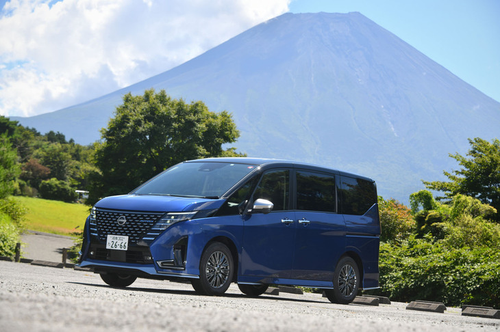 先代モデルには足まわりやECUのチューニングで走りを強化した「AUTECHスポーツスペック」も設定されていたが、新型にはコスメティックチューンのみが施される。