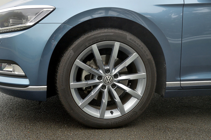 「パサートTDIハイライン」には10スポークデザインの18インチアルミホイールが標準装備となる。タイヤサイズは235/45R18で、試乗車はコンチネンタルの「コンチスポーツコンタクト5」が装着されていた。