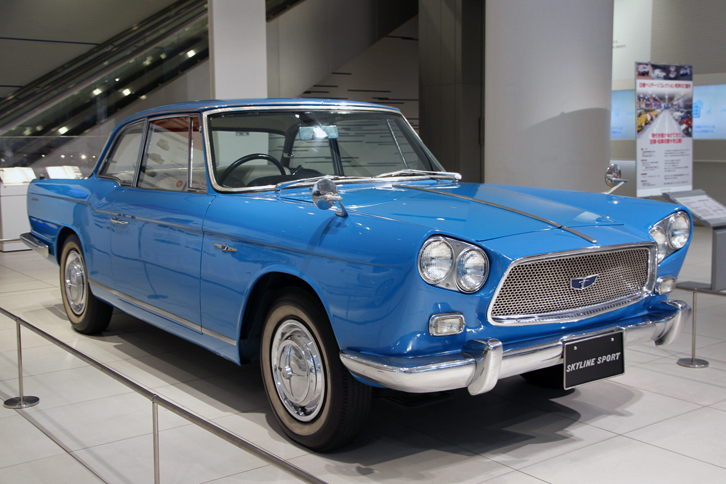 1960年「プリンス・スカイラインスポーツ クーペ」（日産蔵）。フェンダーミラーはノンオリジナル。