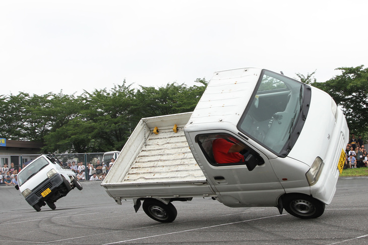 『西部警察』をはじめとする石原プロ作品や『ワイルド・スピードX3 TOKYO DRIFT』の日本ロケシーンなど、数々の映画やテレビドラマでカースタントを演じてきた四輪スタントチーム「チームラッキー」による、これも恒例のカースタントショー。まずは軽トラ「スズキ・キャリイ」による片輪ランデブー走行。
