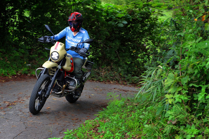 試乗会場周辺の舗装路を走る「R12 G/S」。試乗車は悪路走破性を高めた「GSスポーツ」仕様だったが、これならオンロードも十分に楽しめそうだ。