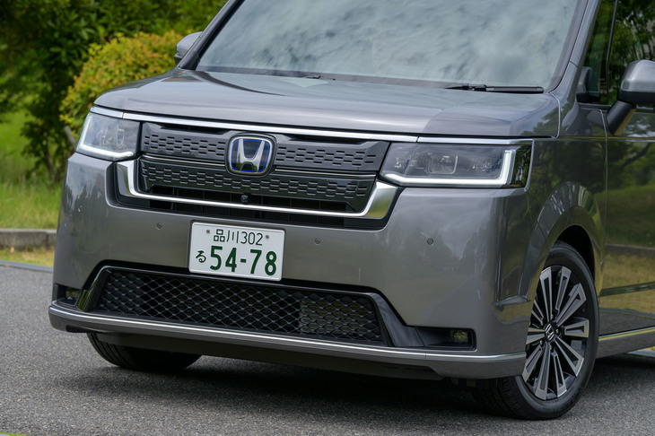 ライバルよりぐっとシンプルな意匠となった新型「ステップワゴン」。スポーティーな「スパーダ」も、そのフロントマスクは“コワモテ系”ではない。