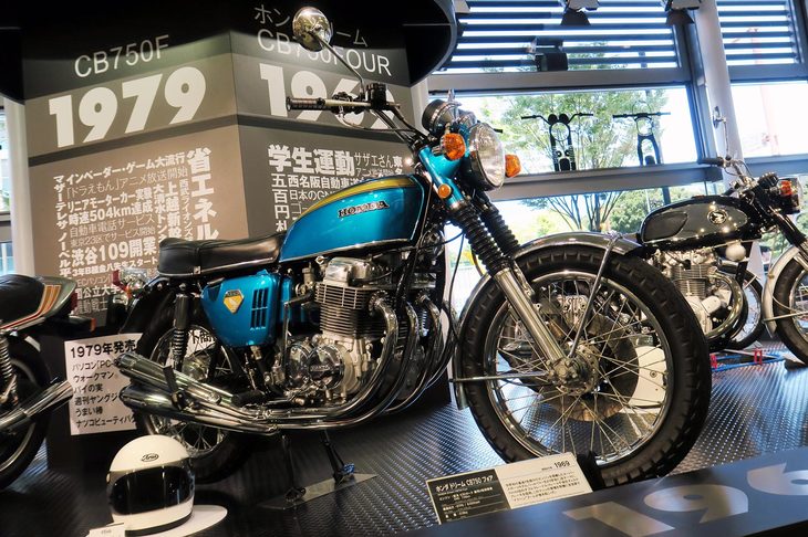 1969年に登場した「ホンダ・ドリームCB750 FOUR」は、量産バイクとして初めて直列4気筒エンジンを搭載。世界中で日本車ブームに火をつけるとともに、多気筒ビッグバイク時代の先駆けとなった。
