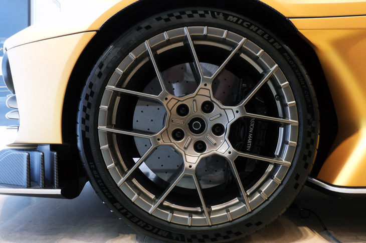 アストンマーティン・ヴァリアント（鍛造マグネシウムホイール）