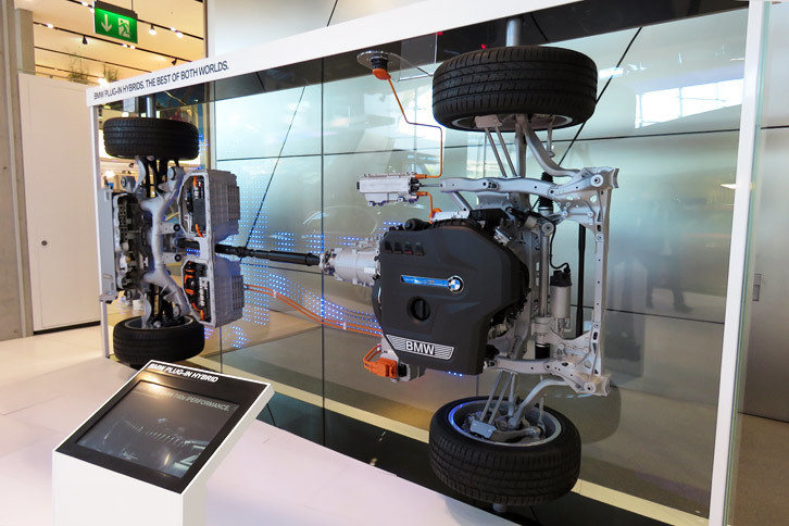 「BMW 330e」などに搭載される、プラグインハイブリッドシステムの展示。うーん……。欧州でのハイブリッド車、プラグインハイブリッド車に対する関心の度合いが気になる。あんまり見かけなかった気がするんだけど。