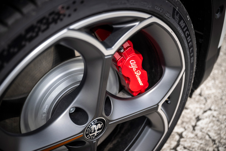 「ヴェローチェ」では制動性能も強化されており、フロントには他のモデルより80mmも大きなφ382mmのディスクローターと、4ピストンモノブロックキャリパーが装備される。